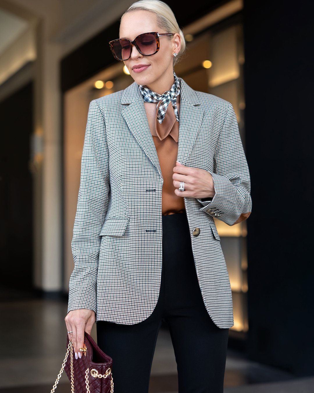 ATTGBIH01 Ann Taylor Houndstooth Blazer & Cuffed Tab Waist Trouser