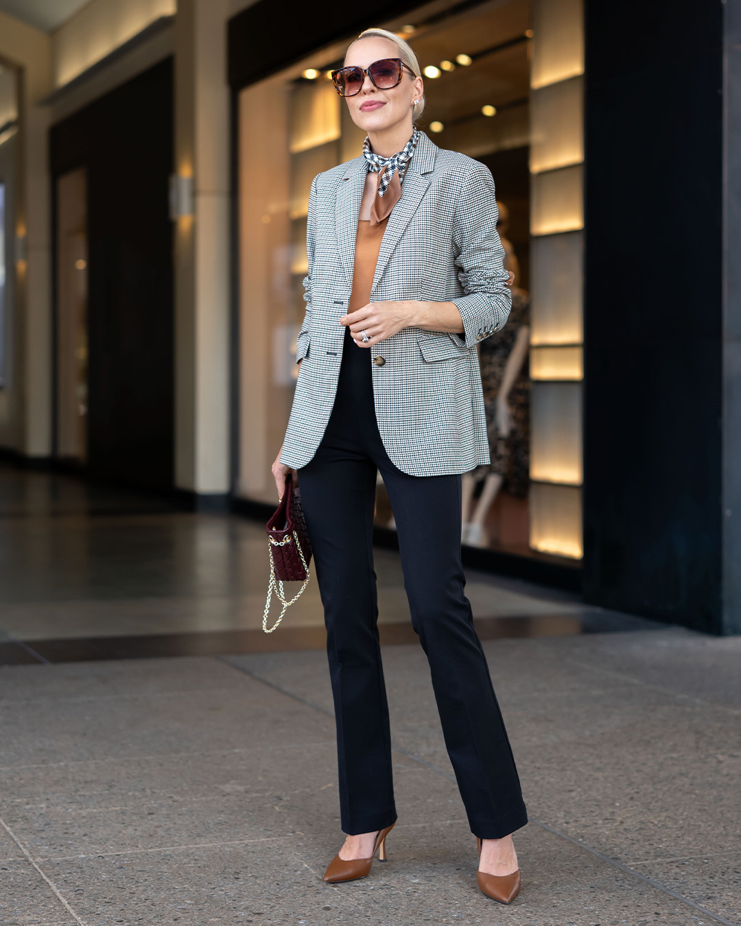 ATTGBIH01 Ann Taylor Houndstooth Blazer & Cuffed Tab Waist Trouser