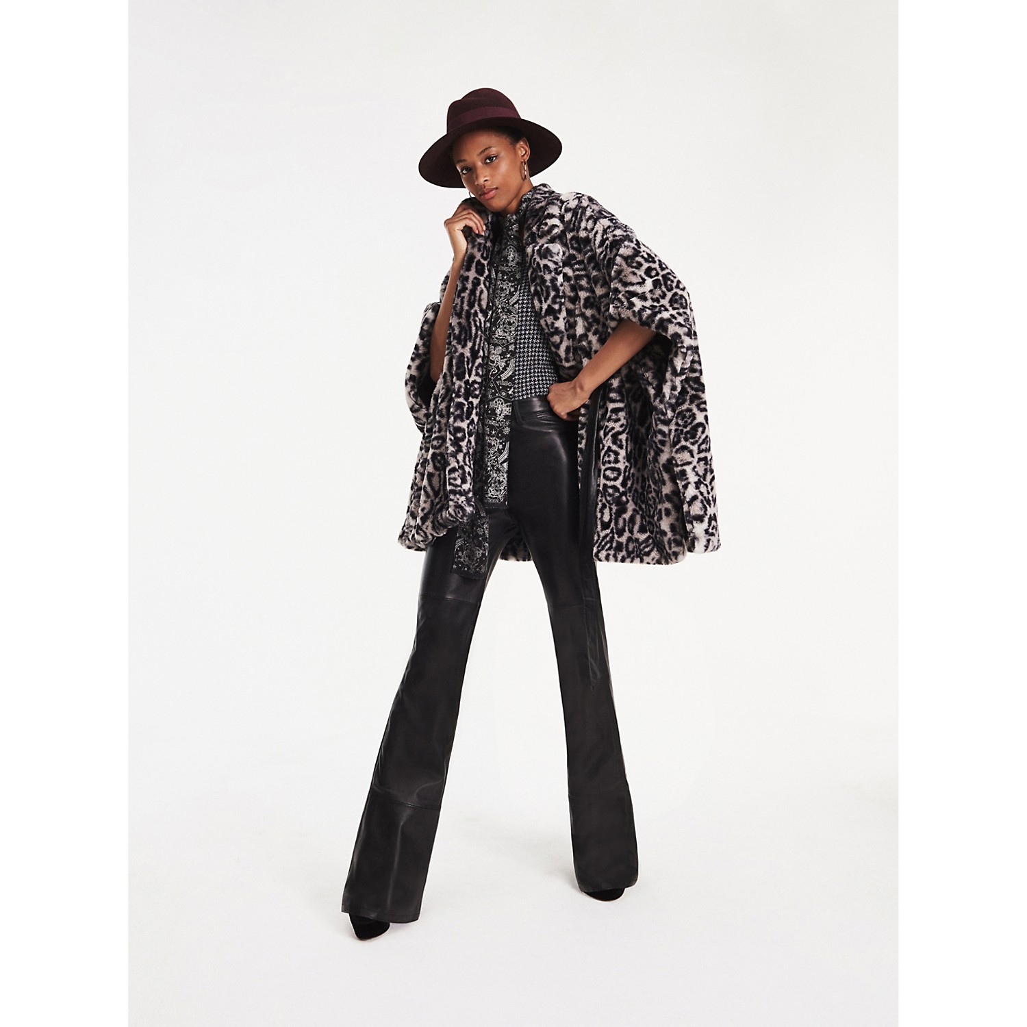 TZLPFFC01 TOMMY HILFIGER ZENDAYA LEOPARD PRINT FAUX FUR CAPE